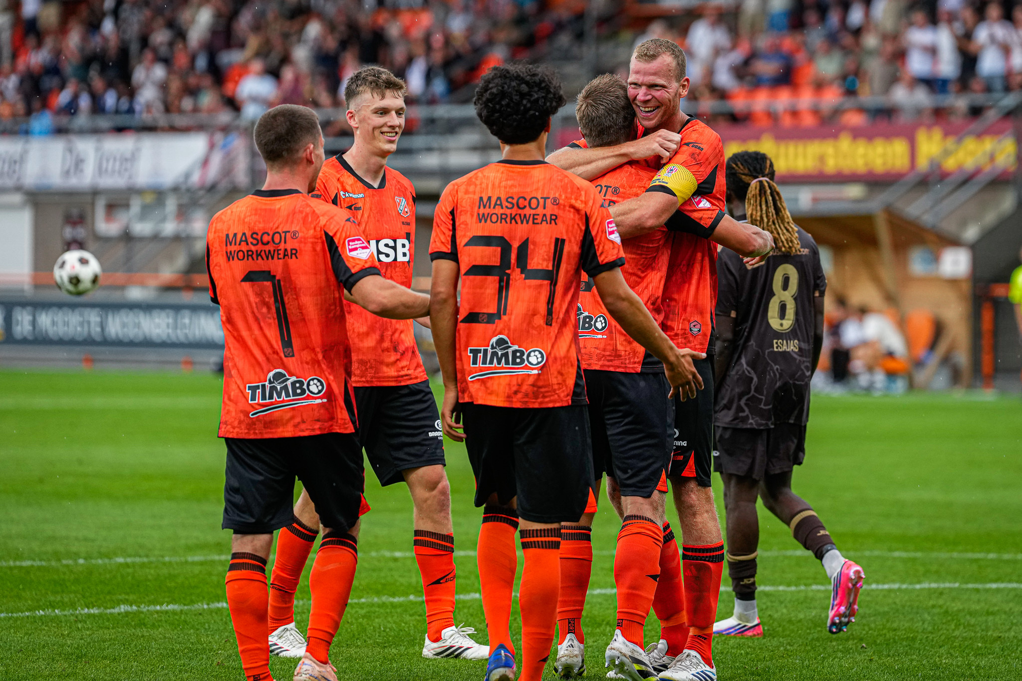 Spieler FC Volendam jubeln nach einem Treffer in der Heimspieluniform, die im eigens dafür eingerichteten Webshop erhältlich QStylez ist.
